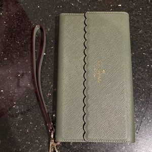 Green Kate spade iPhone 8plus wristlet wallet